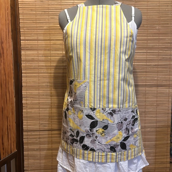 Apron, Reversible, Double-sided with Pockets - Picture 2 of 3